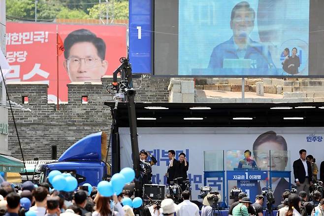 더불어민주당 이재명 대선 후보가 26일 수원시 팔달구 팔달문 영동시장에서 열린 집중 유세에서 시민들에게 지지를 호소하고 있다. 사진=서동일 기자
