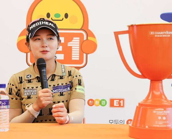 2025년 한국여자프로골프(KLPGA) 투어 제13회 E1채리티 오픈 우승을 차지한 박현경 프로가 우승 인터뷰하는 모습이다. 사진제공=KLPGA