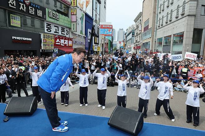 이재명 더불어민주당 대통령 후보가 지난 13일 ‘보수의 심장’이라고 불리는 대구광역시의 동성로 거리에서 연설을 마친 뒤 인사하고 있다. 공동취재사진