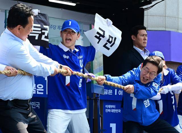 이재명 더불어민주당 대통령 후보가 캐스팅보트인 충청권 공략에 나선 25일 충남 당진전통시장을 찾아 줄다리기 퍼포먼스를 하고 있다. 당진=고영권 기자