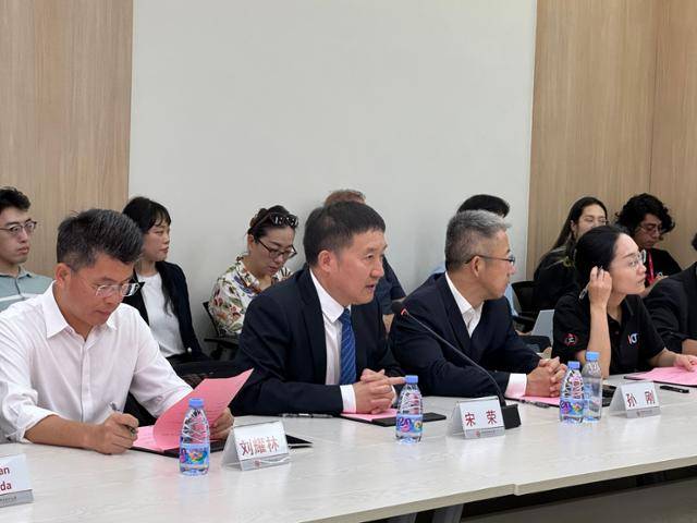 쑹룽(앞줄 왼쪽 두 번째) 선전폴리텍대 전자통신공학원장이 23일 이 대학 전자통신공학원에서 열린 기자 간담회에서 화웨이와의 '산학 연계 교육과정'에 대해 설명하고 있다. 선전=이혜미 특파원