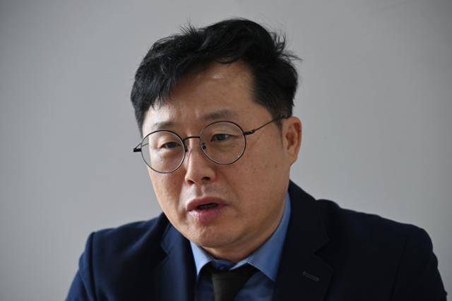 지난 3월 13일 서울 마포구 강북노동자복지관에서 만난 김형준 영어 강사가 '가짜 사장님'으로 둔갑한 비율제 강사 피해 사연에 대해 설명하고 있다. 박시몬 기자