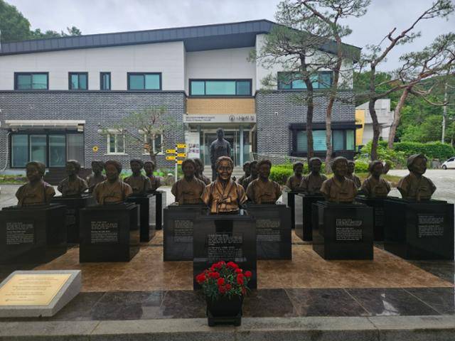 경기 광주시 퇴촌면 나눔의집에는 이곳에서 머물다 먼저 세상을 뜬 할머니 19명의 흉상이 세워져 있다. 이종구 기자