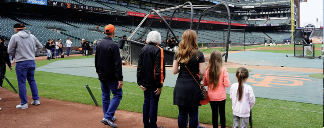 오라클 파크 유료 투어 참가자들이 경기 전 선수들의 배팅 연습을 지켜보고 있다. 샌프란시스코 자이언츠 제공
