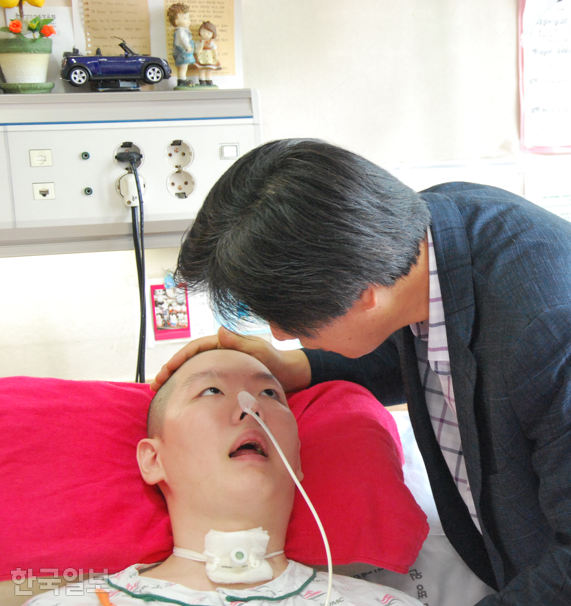 2007년 교통사고를 당한 후 의료사고로 생후 100일 아이 지능을 갖게 된 손영준씨. 한국환자단체연합회 제공