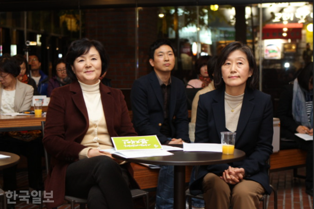 2012년 11월 한국환자단체연합회가 주최했던 행사에 참석해 손영준씨 부모 이야기를 경청하고 있는 당시 문재인 민주통합당 대선후보 부인 김정숙 여사(왼쪽)와 안철수 무소속 대선후보 부인 김미경 여사. 한국환자단체연합회