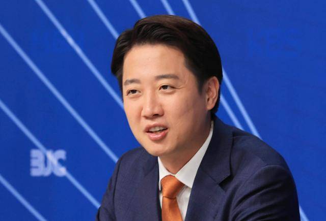 이준석 개혁신당 대선 후보가 26일 서울 양천구 한국방송회관에서 열린 한국방송기자클럽(BJC) 초청 토론회에 참석해 패널들과 대화하고 있다. 뉴스1