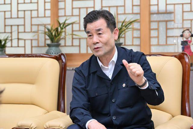 김영길 울산 중구청장이 지난 16일 한국일보와의 인터뷰에서 주4.5일제 도입 이유와 효과에 대해 설명하고 있다. 울산 중구 제공