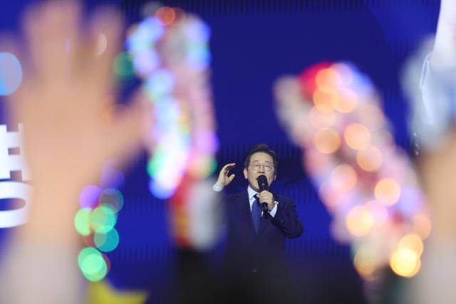 더불어민주당 대선 후보로 선출된 이재명 후보가 지난달 27일 경기 고양시 킨텍스에서 열린 '제21대 대통령선거 후보자 선출을 위한 수도권·강원·제주 경선 및 최종 후보자 선출 대회'에서 수락연설을 하고 있다. 지지자들이 흔드는 응원봉 사이로 연설을 하는 이재명 대선 후보의 얼굴이 보인다. 고양=연합뉴스