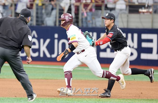 25일 오후 서울 고척스카이돔에서 열린 2025 프로야구 KT 와 키움 경기. KT 1루수 황재균이 5회 키움 타자 이준서를 1루 터치 아웃시키고 런다운에 걸린 김건희를 태그아웃시키고 있다. 고척=정시종 기자 capa@edaily.co.kr /2025.05.25.