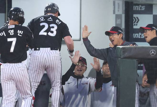<yonhap photo-6969="">(부산=연합뉴스) 강선배 기자 = 22일 부산 사직야구장에서 열린 프로야구 LG 트윈스와 롯데 자이언츠의 경기. 3회 초 1사 후에 LG 오스틴이 좌측 펜스를 넘어가는 3점 홈런을 치고 염경엽 감독의 축하를 받고 있다. 2025.5.22 sbkang@yna.co.kr/2025-05-22 19:45:35/ <저작권자 ⓒ 1980-2025 ㈜연합뉴스. 무단 전재 재배포 금지, AI 학습 및 활용 금지></yonhap>