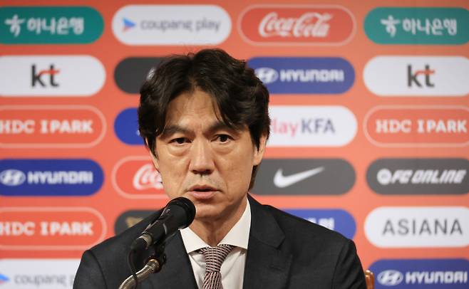 <yonhap photo-3784=""> 홍명보 감독, 월드컵 3차 예선 명단 발표 (서울=연합뉴스) 최재구 기자 = 홍명보 축구대표팀 감독이 26일 서울 축구회관에서 열린 기자회견에서 월드컵 축구 3차 예선 6월 A매치 명단을 발표하고 있다. 2025.5.26 jjaeck9@yna.co.kr/2025-05-26 11:07:52/ <저작권자 ⓒ 1980-2025 ㈜연합뉴스. 무단 전재 재배포 금지, AI 학습 및 활용 금지></yonhap>