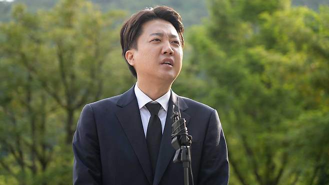 노무현 전 대통령 묘역 참배 후 발언하는 이준석 2025.05.23