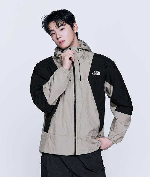 노스페이스가 한국생산성본부가 발표한 2025 국가브랜드경쟁력지수(NBCI) 아웃도어 부문에서 18년 연속 1위 수상의 영예를 차지했다. [사진=영원아웃도어]