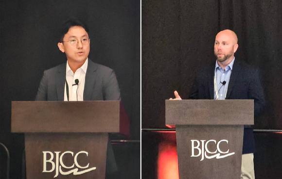 이화섭 한국남부발전 부산빛드림본부 차장(왼쪽)과 스콧 켈러 DTS 엔지니어링 디렉터가 지난 20일(현지시각) 미국 앨라배마 주 버밍햄에서 열린 '7F Users Group Conference'에서 발표하고 있다. [사진=두산에너빌리티]