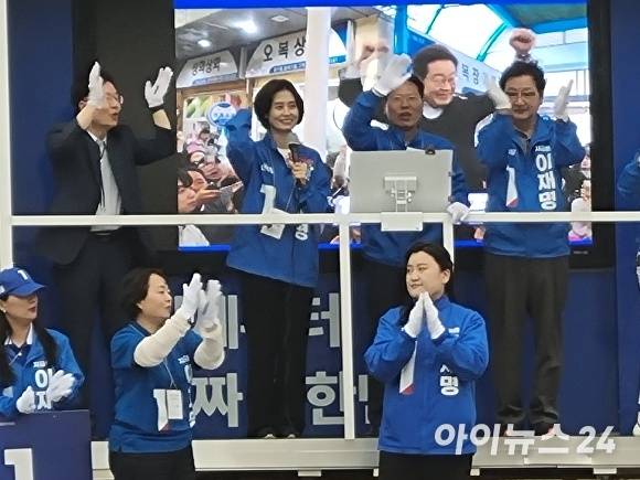 23일 저녁 박은정 의원이 정하동 농협 앞 사거리에서 인사를 겸한 거리 유세를 진행하고 있다. [사진=더불어민주당 안동예천선거대책위원회]