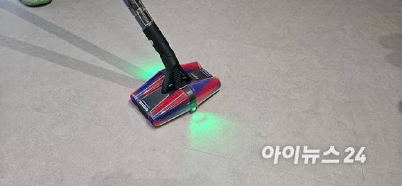 26일 서울 성동구 무신사 스퀘어 성수4에서 열린 다이슨 신기술 공개행사에서 펜슬백 무선 청소기로 청소하는 모습. 일루미네이션 기능을 지원해 바닥 먼지가 잘 보인다.[사진=박지은 기자]