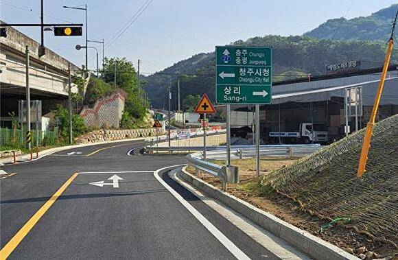 율량동 상리터널 앞 연결로 설치공사가 끝나 26일 개통됐다. [사진=청주시]