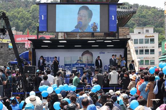 더불어민주당 이재명 대선 후보가 26일 수원시 팔달구 팔달문 영동시장에서 열린 집중 유세에서 시민들에게 지지를 호소하고 있다. 2025.5.26 [사진=연합뉴스]
