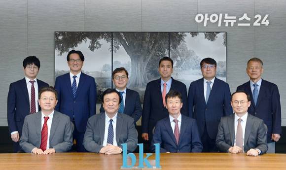 첫 줄 왼쪽부터 반시계 방향으로) 이형석 대표변호사(중대재해 대응본부장), 윤명오 고문(연구소장), 조상철 변호사, 정수봉 대표변호사, 김세호 고문, 최진원 변호사, 김상민 변호사, 진희선 고문, 송진욱 변호사, 윤사로 변호사. [사진=법무법인(유한) 태평양]