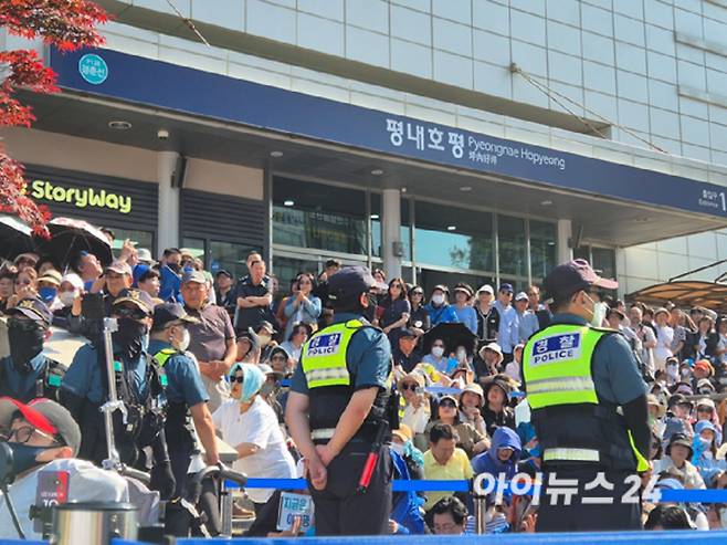 경기도 남양주시 평내호평역 광장에서 진행되는 이재명 더불어민주당 대선 후보의 유세를 보기 위해 시민들이 모여있다. [사진=김주훈 기자]