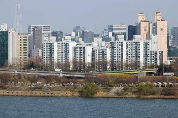 서울 한강 인근에서 바라본 서초구 아파트의 모습. [사진=연합뉴스]