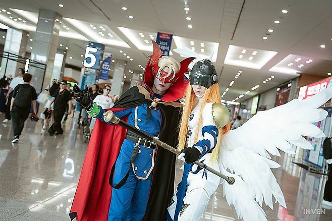 ▲ 디지몬의 묘티스몬과 엔젤몬