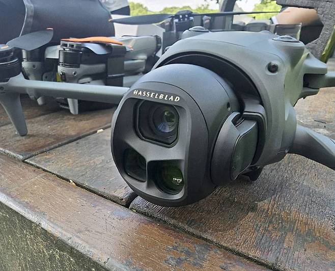 핫셀블라드(Hasselblad) 1억 화소 메인 카메라를 비롯, 다양한 초점거리의 트리플 카메라 시스템을 갖췃다 / 출처=IT동아