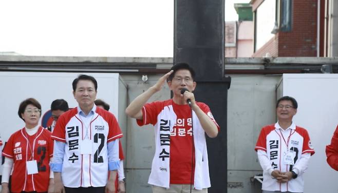 김문수 대선 후보가 25일 오후 충청남도 서산시에 위치한 중앙통 로데오거리에서 시민들과 인사를 나누고 있다. (국민의힘)서 지지를 호소하였다.