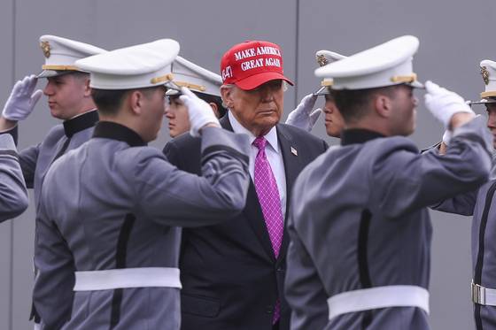24일(현지시간) 미국 육군사관학교 졸업식에 참석한 도널드 트럼프 대통령. [EPA=연합뉴스]