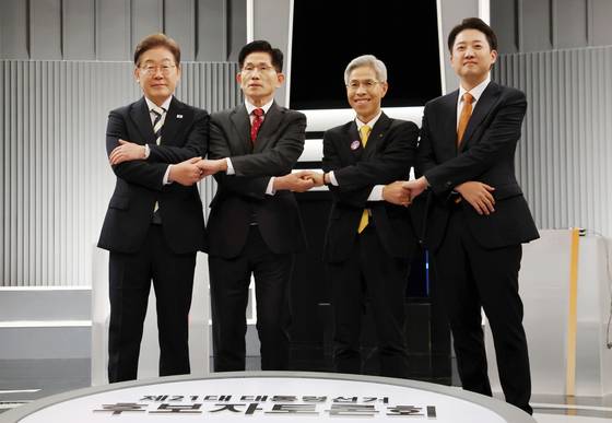 이재명 더불어민주당(왼쪽부터), 김문수 국민의힘, 권영국 민주노동당, 이준석 개혁신당 대통령 후보가 지난 23일 서울 영등포구 KBS본관 스튜디오에서 중앙선거방송토론위원회 주관 제21대 대통령선거 2차 후보자 토론회 시작에 앞서 기념 촬영을 하고 있다. 뉴스1