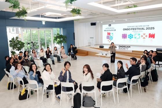 지난 24일 '2025 온소 페스티벌' 개최이튿날 이은희 영화감독이 참가자와 함께 글쓰기 워크숍을 진행하는 모습. 사진 현대차정몽구재단
