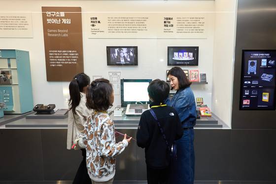 '게임 역사' 섹션에서 게임이 어떻게 만들어지고 발전해 왔는지 소중 학생기자단에게 설명하는 조지영(맨 오른쪽) 팀장.