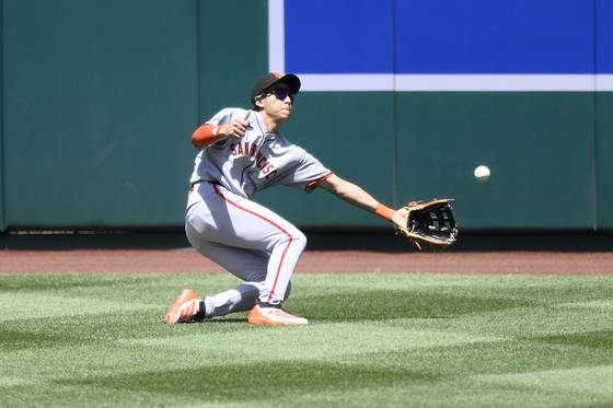 이정후가 6경기 연속 안타를 이어가며 꾸준한 타격감을 선보였다. 워싱턴전에서 수비하는 이정후. AP=연합뉴스