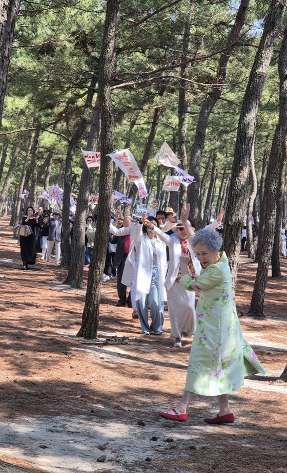 25일 강릉 순포해변에서 열린 배우 박정자의 '사전 장례식'. 박정자가 춤을 추며 자신의 상여 행렬을 이끌고 있다. 이지영 기자