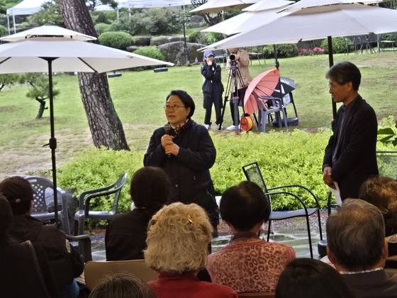 24일 열린 배우 박정자의 '사전장례식 전야제'에서 배우 양희경이 박정자와의 추억을 이야기하고 있다. 이지영 기자