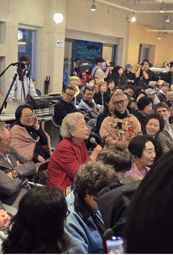 24일 열린 배우 박정자의 '사전장례식 전야제'에서 배우 강부자가 박정자와의 추억을 이야기하고 있다. 이지영 기자