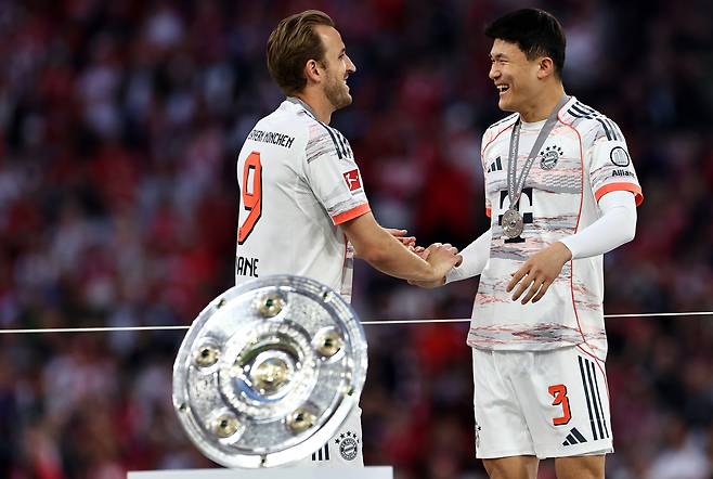 독일 분데스리가 우승을 차지한 바이에른 뮌헨 수비수 김민재(오른쪽). [EPA=연합뉴스]