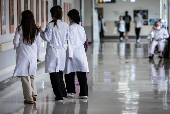 지난 20일 서울시내 대학병원에서 의료진이 이동하고 있다. 뉴시스