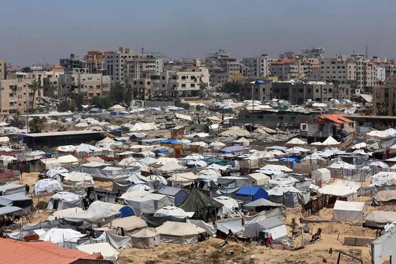 25일 가자지구에 실향민들을 위한 임시 대피소용 텐트가 설치돼 있다. AFP=연합뉴스