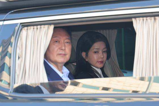 윤석열 전 대통령과 김건희 전 여사가 지난달 11일 오후 서울 용산구 대통령 관저에서 퇴거하고 있다. 뉴스1