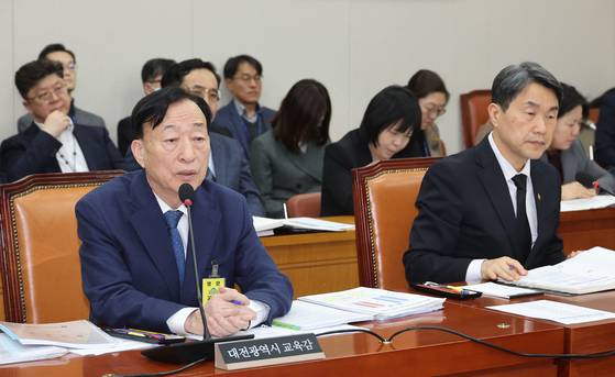 지난 2월 18일 국회에서 대전 초등생 고 김하늘 양이 피살된 사건과 관련해 현안질의 등을 위해 열린 교육위원회 전체회의에서 설동호 대전시교육감이 의원 질의에 답하고 있다. 연합뉴스