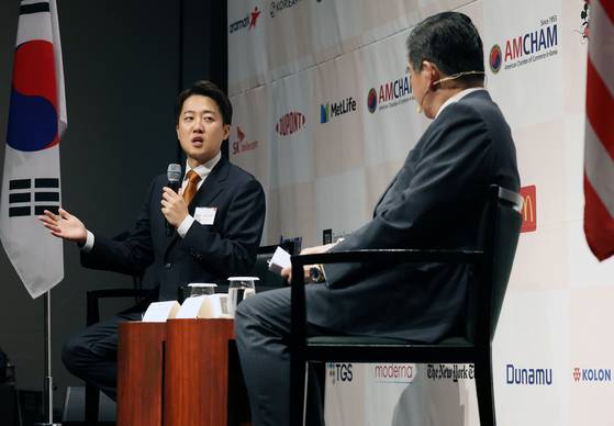 이준석 개혁신당 대통령 후보가 22일 오후 서울 용산구 그랜드하얏트서울에서 제임스 김 주한미국상공회의소(AMCHAM·암참) 회장과 대담하고 있다. 뉴스1