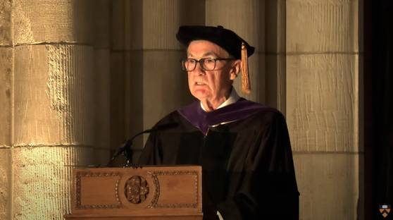 제롬 파월 미국 연방준비제도(연준ㆍFed) 의장이 25일(현지시간) 모교인 프린스턴대 졸업식에 참석해 축사를 하고 있다. 사진 프린스턴대 유튜브 채널 캡처