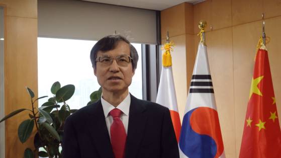 영상을 통해 기조 연설 중인 이희섭 TCS 사무총장