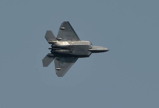 세계 최강의 미국 전략 자산 중 최고로 손꼽히는 F-22랩터 스텔스 전투기가 2024년 5월 15일 한반도 전개 모습이 중앙일보 카메라에 포착됐다. 최근 비밀리 한반도에 안착한 F-22랩터가 이날 전북 군산 미 공군기지 주변 서해 상공에서 힘차게 기동하며 작전을 수행하고 있다.김성태/2024.05.15.