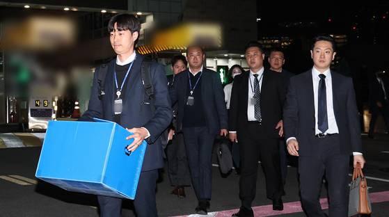 경찰 비상계엄 특별수사단이 대통령경호처 내 비화폰 서버 등에 대한 압수수색을 시도한 지난달 16일 오후 서울 용산 대통령실 민원실을 나오고 있다. 뉴스1