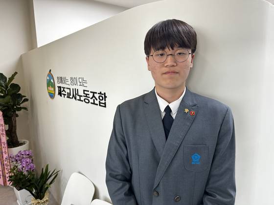 26일 오후 5시 10분 제주시 제주교사노동조합 사무실 한켠에서 숨진 A교사의 옛 학생 최형준군이 입장문을 낭독했다. 최충일 기자