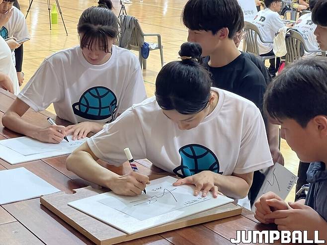 ▲행사 종료 후 사인해주는 왼쪽부터 임규리, 이해란