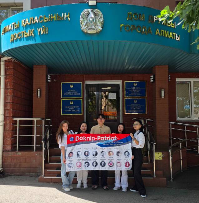 ▲ 카자흐스탄 현지에서 활동 중인 ‘Doknip-Patriot’. 사진 왼쪽부터 계봉우 열사의 증손녀인 셰릭바예바 엘레나씨, 채성룡(채 그레고리) 열사의 고손녀인 김 안나씨, 정민엽 강원도민일보 기자, 민긍호 의병장의 고손녀인 민 안나씨, 김 타티아나 Doknip-Patriot 부대표